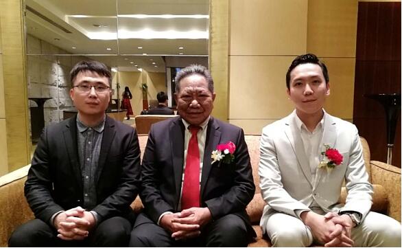 CoinMeet团队与泰国前总理兼任外交部部长巴蜀·猜耶讪亲密合影